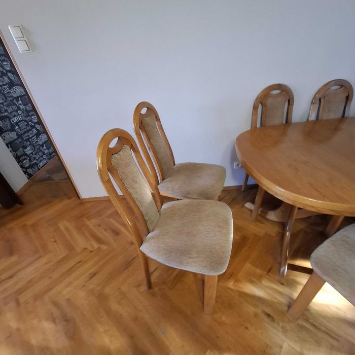 Stół drewniany + 6 krzeseł – solidny zestaw do jadalni