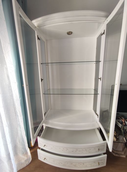 Vitrine em bom estado.