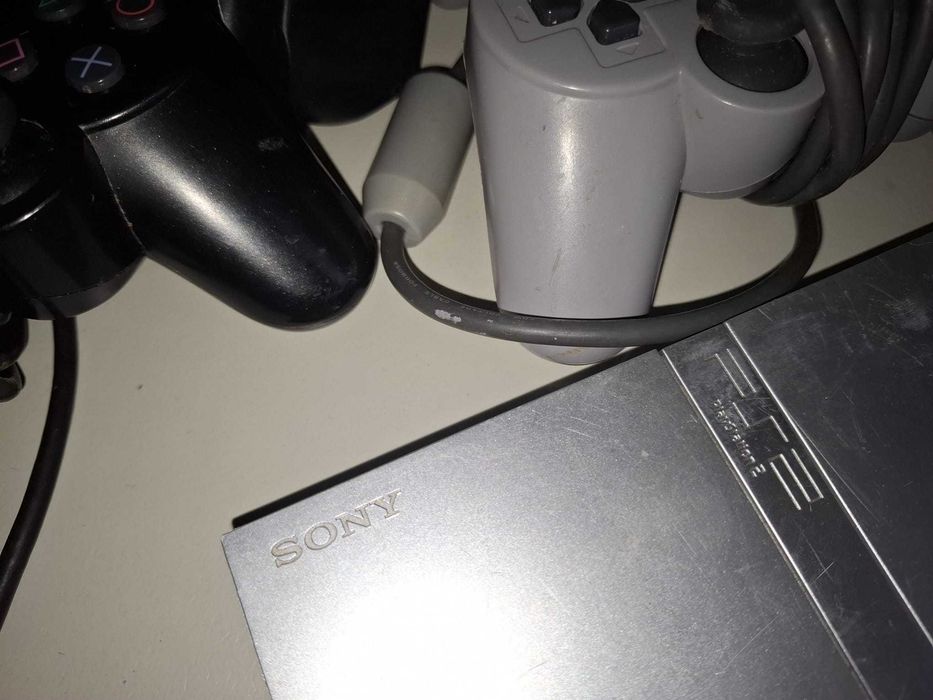 Konsola PlayStation 2 komplet z padami