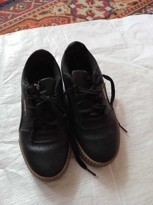 продам чорні жіночі шкіряні кросівки Пума практично нові