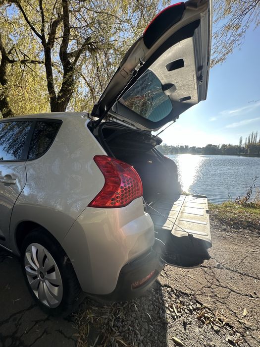 Економне авто Пежо 3008
