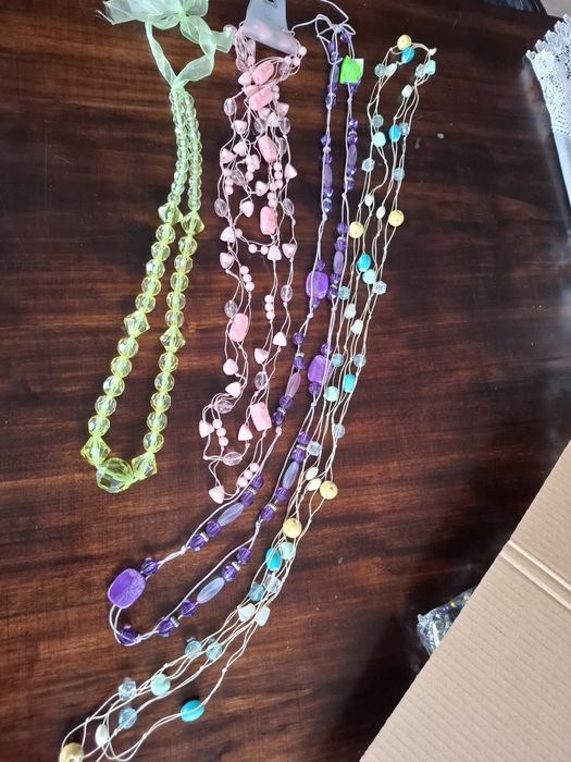 Długie korale , nazyjniki , 4 sztuki , nowe