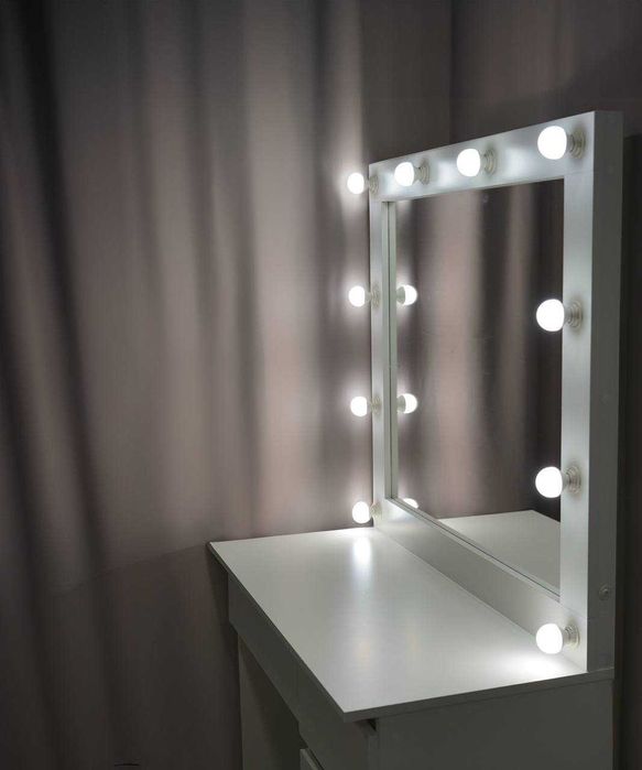 Туалетный, гримерный столик,макияжное,визажное зеркало,стол бровиста.