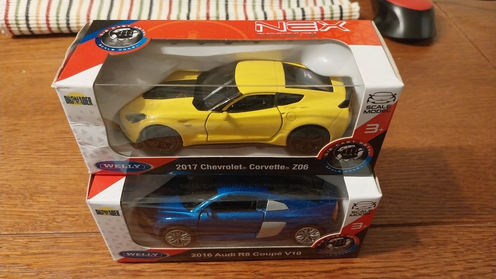 modele  aut Audi R8 i Corvette