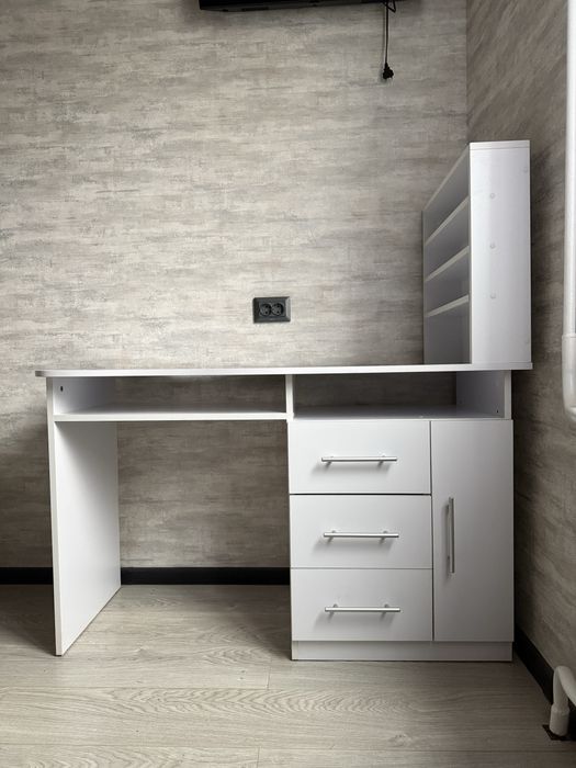 Стіл манікюрний