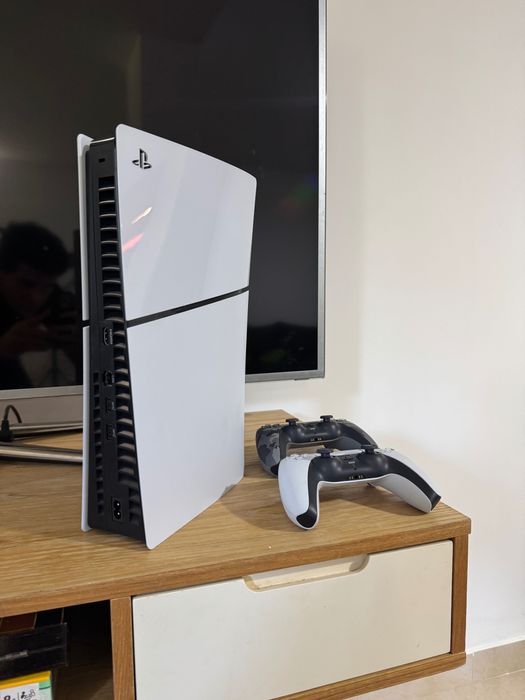 PS5 Slim Digital (1TB) + 2 Comandos - Como Nova