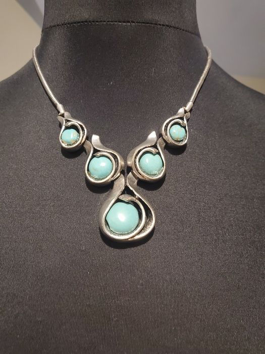 Przepiękny naszyjnik ze sztucznymi turkusami