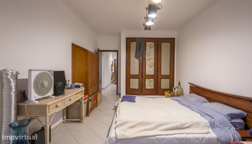 Amplo apartamento T3, com terraço, à venda em Quarteira, Algarve