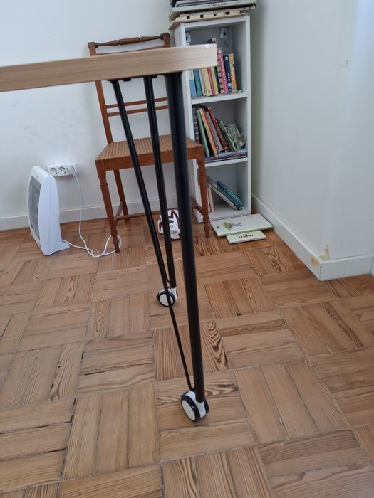 Mesa de Escritório/Computador com Rodas – 120 × 60 cm – Excelente Estado
