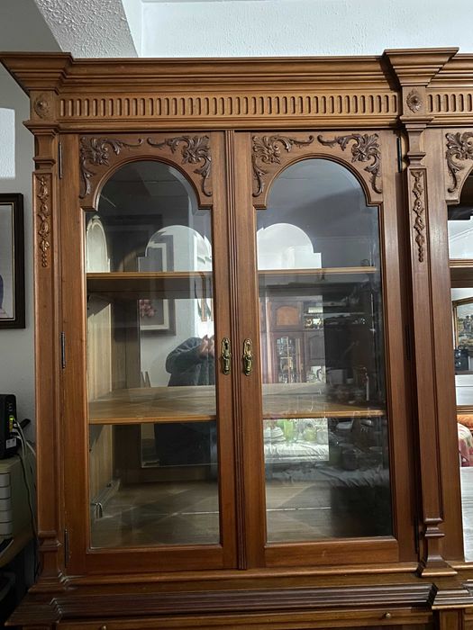 Móvel de madeira nogueira maciça.Antiguidade/Estante/Vitrina/Louceiro