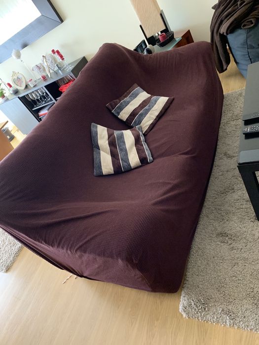 Sofa em pele + 2 pufs em pele. Oferta capa de sofa