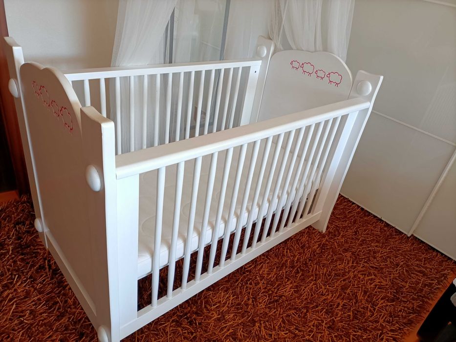 Berço de bebé em madeira maciça.