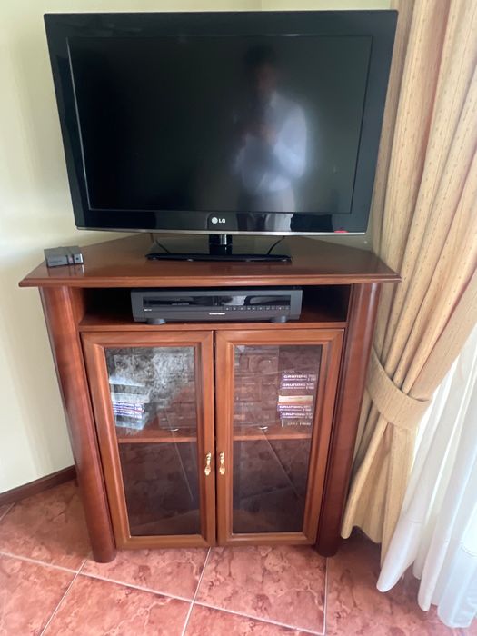 Móvel para TV / Multimédia em madeira com portas em vidro