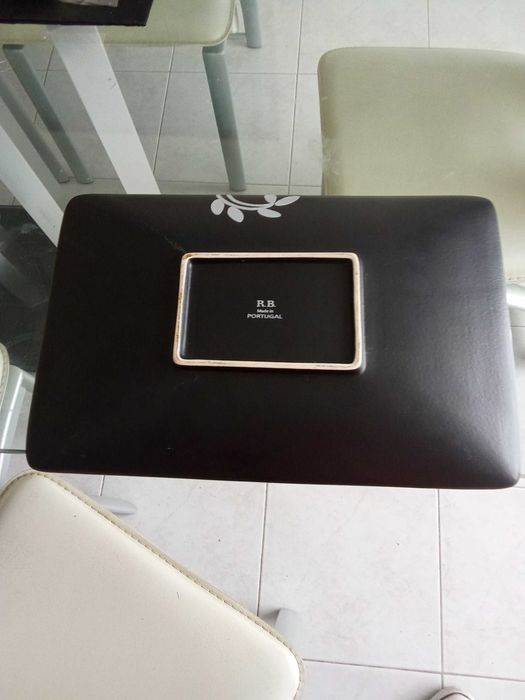 Travessa da marca R.B. é cerâmica portuguêsa em prefeito estado