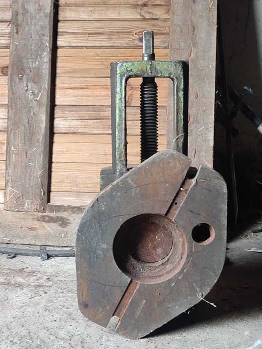 Продам тискі фрезерні