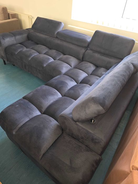 Sofa narożna z regulowanymi zagłówkami oraz z funkcją spania