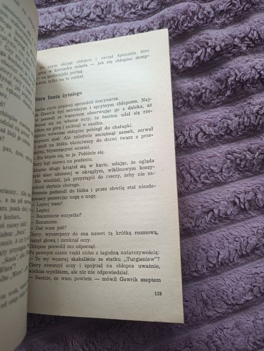 Samotny biały żagiel