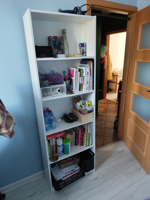 Biały regał z Ikea.