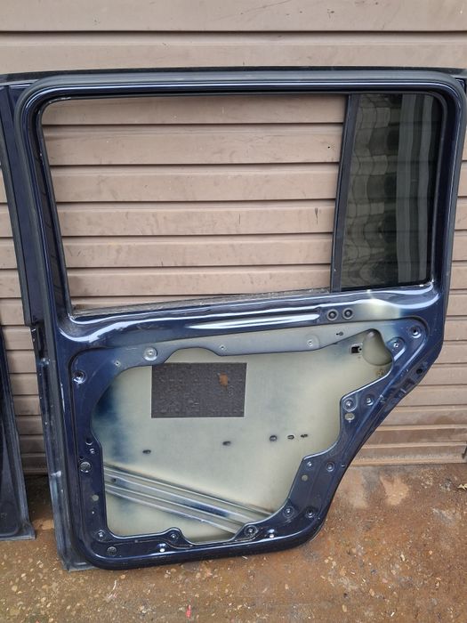 Drzwi tył prawe vw touran lift 10-15 kod LH5X