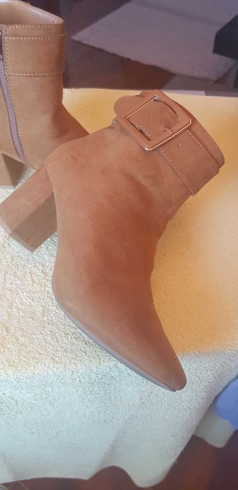 Botas de camurça de cor camel