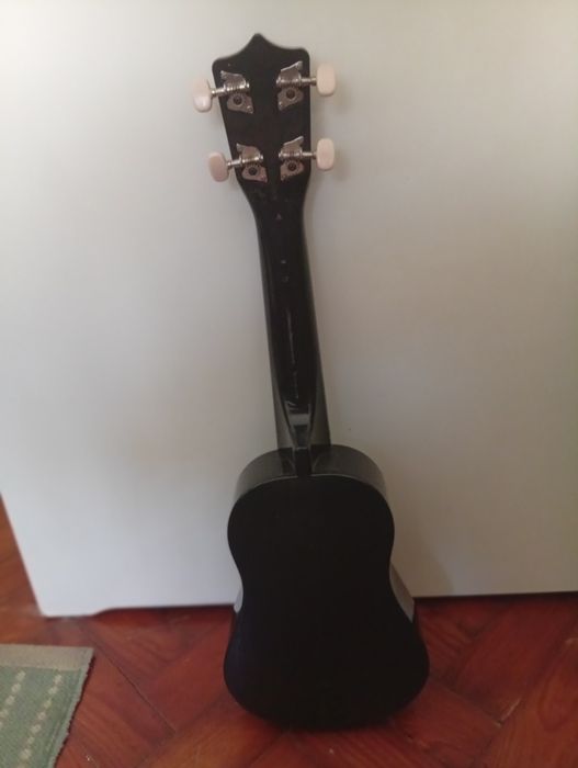 Guitarra infantil e flauta honner