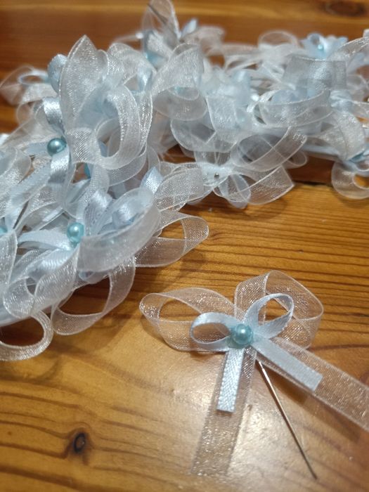 Błękitne wstążki do klapy kotyliony