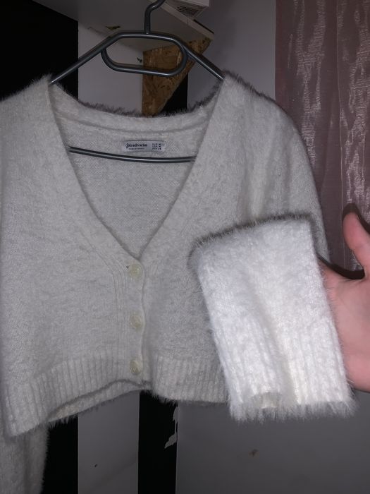 sweter bialy kardigan rozpinany na guziki stradivarius