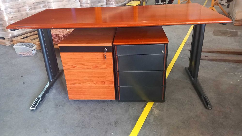 Conjunto secretária e gavetas