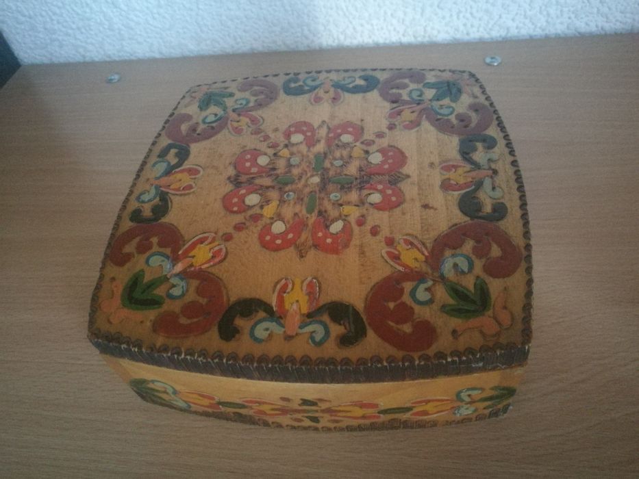 Oryginalna folkowa ręcznie zdobiona kaseta drewniana