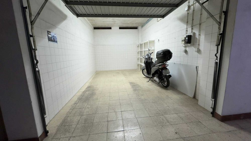Vende-se Garagem no Laranjeiro, Almada