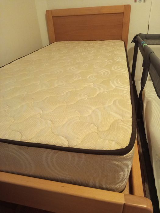 Cama solteiro em madeira com colchão