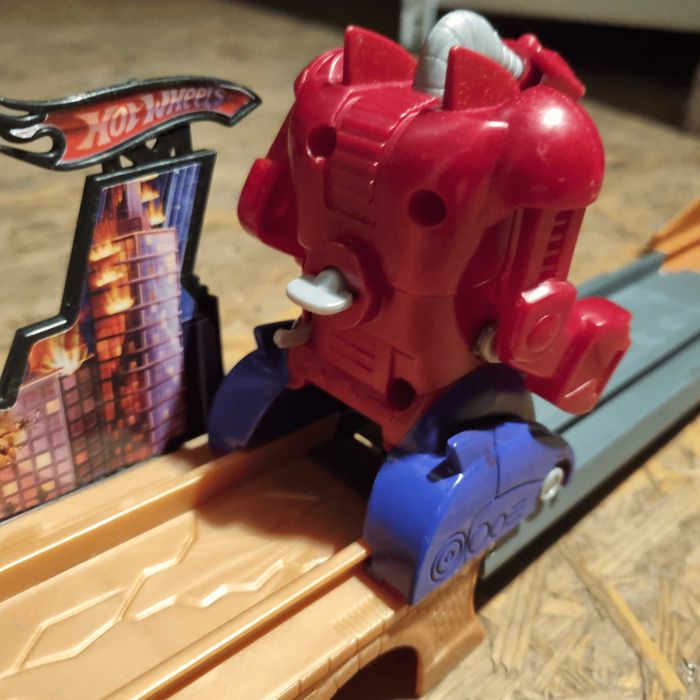 Tor Hot Wheels miasto z robotem