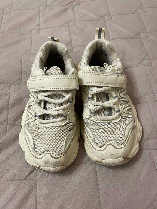 Кроссовки со шнуровкой и липучкой светло-бежевые размер 32