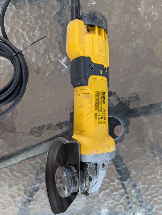 Szlifierka kątowa DeWalt DWE4257 regulacja obrotów