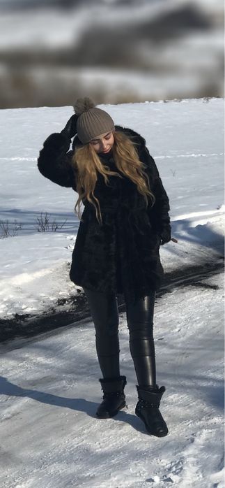 Чорна поперечна норкова шуба з капюшоном