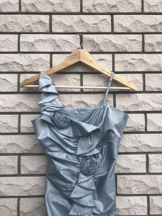 Błękitna sukienka okolicznosciowa na ramiączkach Pretty Girl rozm. M