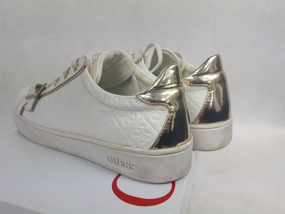 Sneakersy Guess biale monogram zlote klamry 41