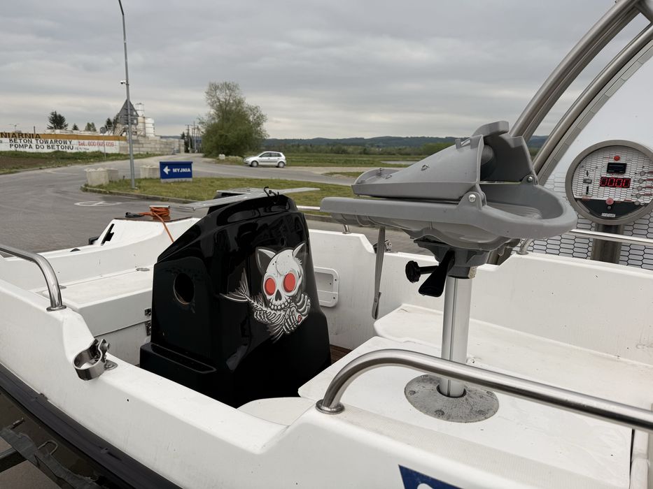Łódź wędkatska bez napędu z instalacja