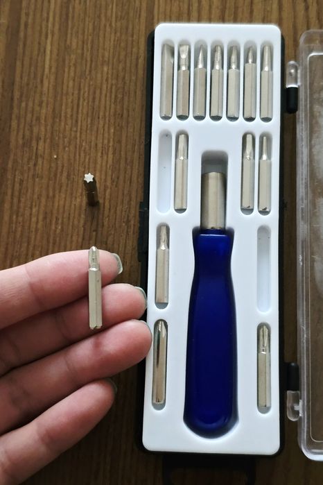 Отвертка с набором бит