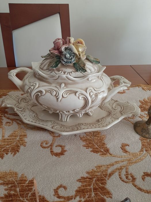 Two ceramic table centerpieces442868344512194562
