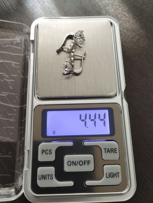 Продам золоті сережки 585 проба, в білому кольорі