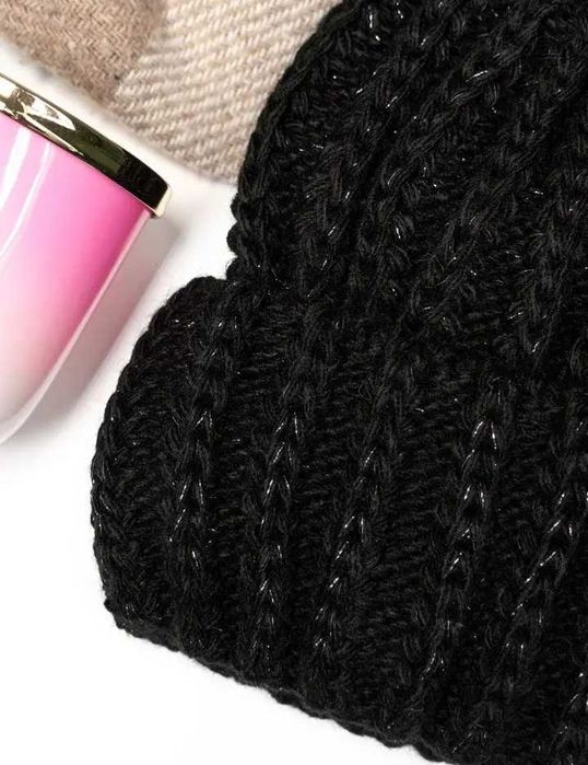 Чорна вовняна в'язана шапка з люрексом