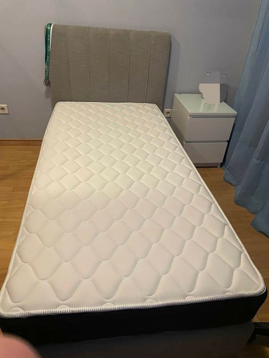 Cama de solteiro cinza marca Mobilato