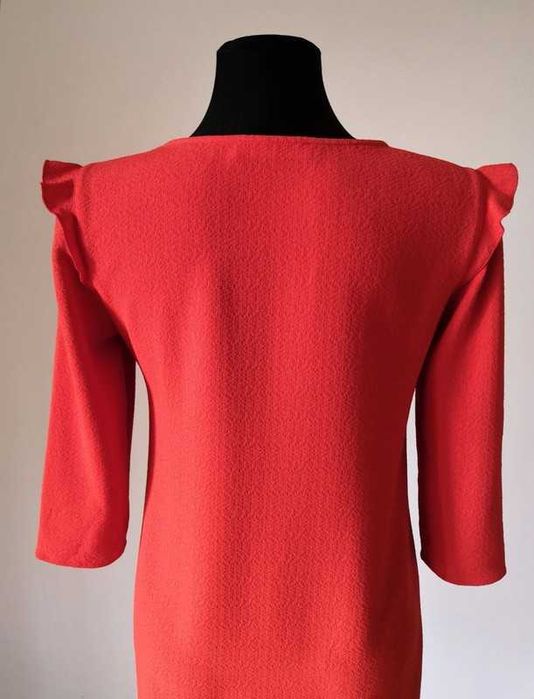 Czerwona sukienka dekolt serek z falbankami na ramionach promod