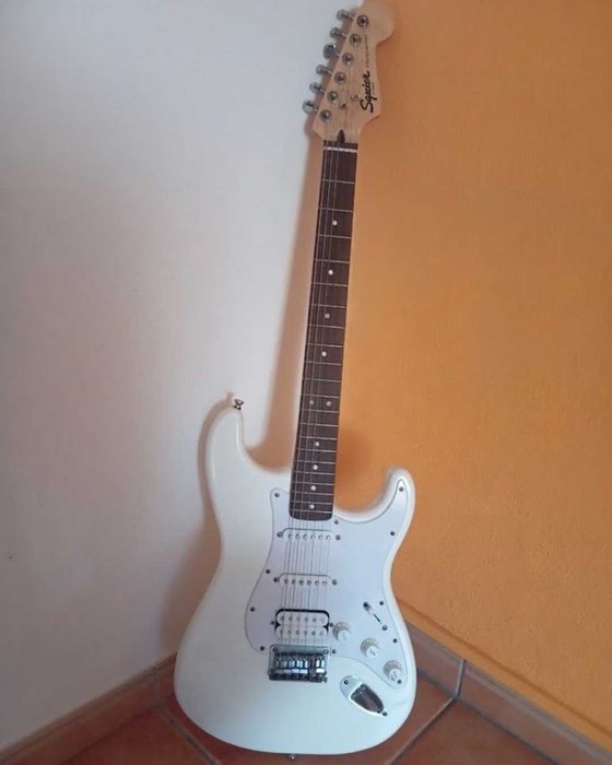 Guitarra Elétrica Squier Stratocaster Branca – Em Bom Estado