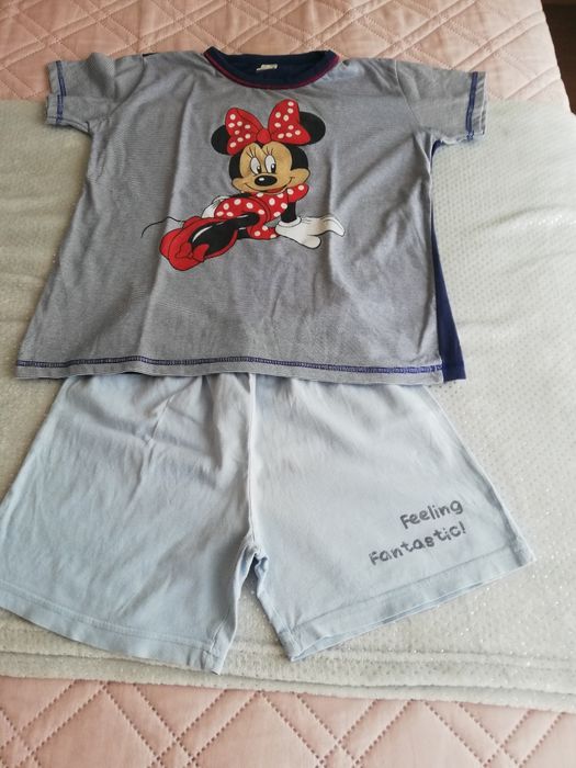 Pijama unissexo às riscas.