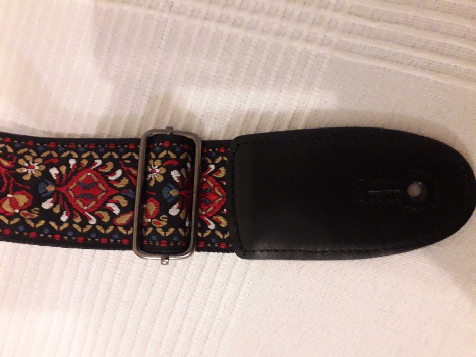 Haftowany, czerwony pasek do gitary, ukulele