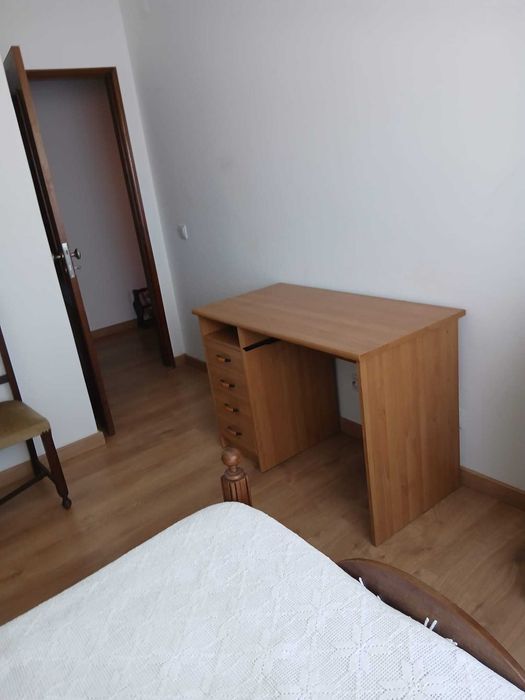 Quarto disponível para arrendamento  Para mais informações ou para marcar uma visita, entre em contacto.