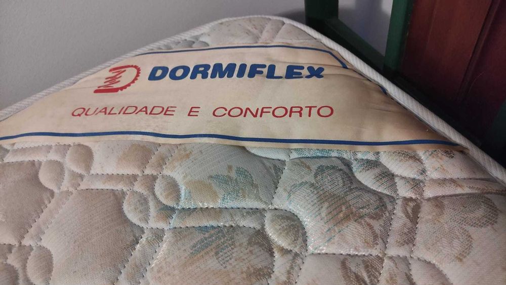 Cama Individual de Ferro e Madeira de Cerejeira