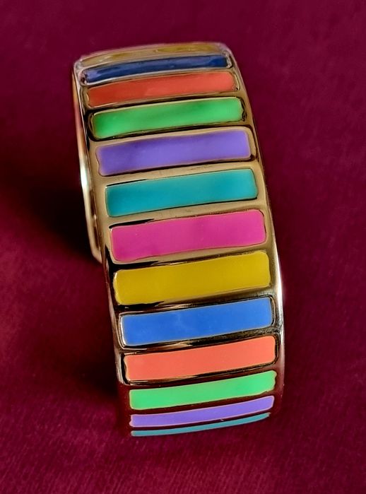 Pulseira dourada, em aço, com riscas coloridas. Fácil colocação.